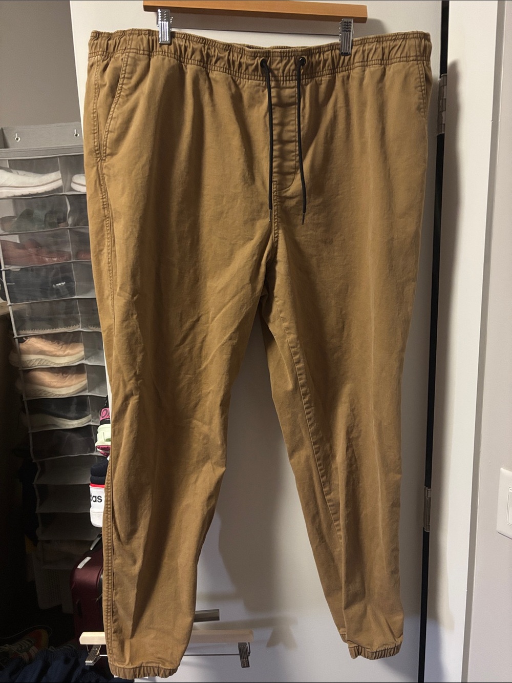 Old Navy Men's Khaki Jogger Pants in Tan